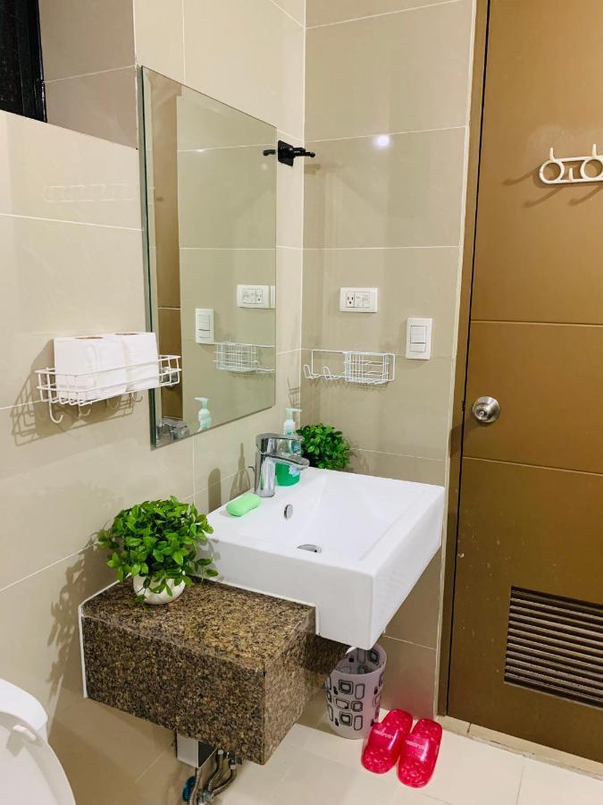 Two Palm Tree Villas Condominium - Studio 8Th Fl With Balcony - Across Terminal 3 Airport Pasay Exterior foto