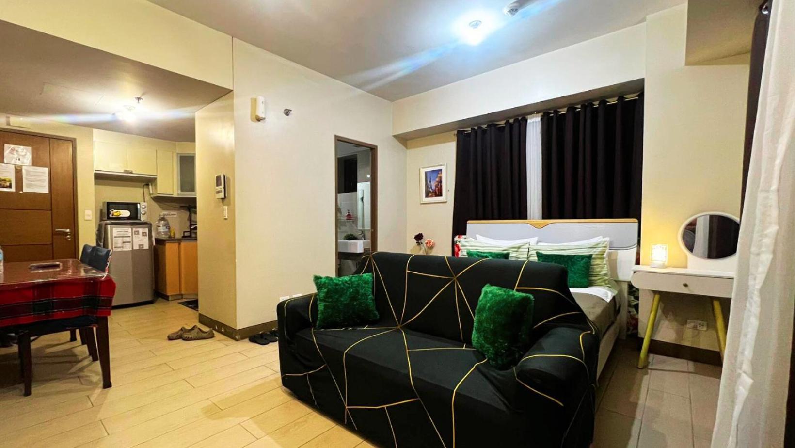 Two Palm Tree Villas Condominium - Studio 8Th Fl With Balcony - Across Terminal 3 Airport Pasay Exterior foto